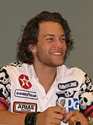 Kyle Schmid interprète Alex Caulder