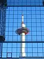 Reflet de la Tour de Kyoto sur la gare.