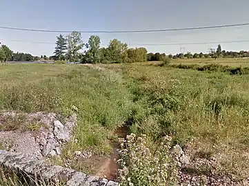 L'Arçon entre Changy et Vivans.Au fond à gauche, l'étang d'Arçon.