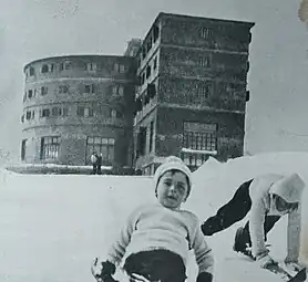 L'Albergo Campo Imperatore vers 1940. Ancienne forteresse aménagée en station de sports d’hiver et redevenue pour Mussolini une prison.