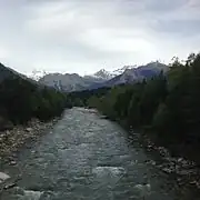 La rivière l'Arc, vue vers l'amont, bordée d'arbre.