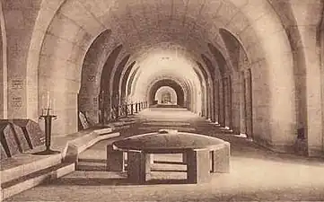 L'un des deux « boucliers » à une extrémité de la galerie du cloître.