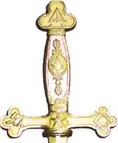 photo en couleur d'un pommeau d'épée avec des symboles maçonniques