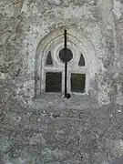 Curieuse petite fenêtre gothique.