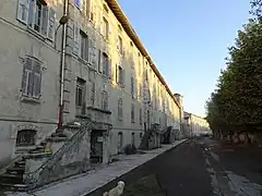 Autre angle de vue de la rue.