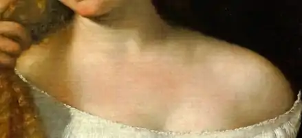 Gros plan sur le haut de la poitrine de la jeune femme.