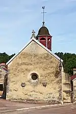 Abside à pignon droit.