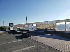 Parvis de la gare sur le pont la surplombant.