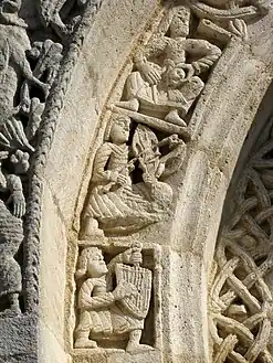 À gauche, un harpiste, un joueur de vièle, un homme assis portant une épée et tenant en main une boule percée.