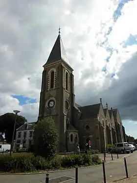 Vue d'une église avec son clocher en premier plan.