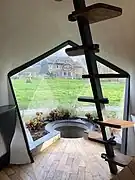 Vue intérieure de la serre géodésique.