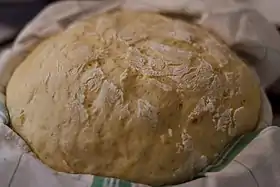 Photo représentant un torchon sur lequel se trouve de la mique, sorte de boule de pain de couleur pâle.