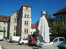 La statue de Béatrice de Savoie et l'ancienne commanderie aux Échelles