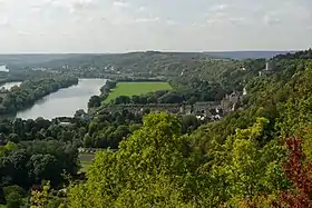 Une partie de l'intrigue se situe dans la vallée de la Seine (Site de La Roche-Guyon)