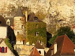 Bâtiment situé à environ 150 mètres à l'ouest-nord-ouest du manoir de Tarde, route du Chanoine-Tarde.