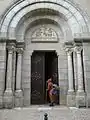 Le portail de l'église Saint-Étienne avec un pèlerin entrant.
