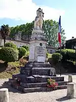 Le monument aux morts sur la place Saint-Jean (juin&nbsp;2013).