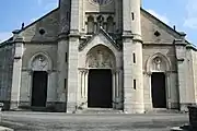 La façade et le portail.