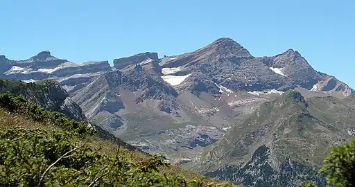 De gauche (à l'est) à droite (à l'ouest), le casque du Marboré (3&nbsp;006&nbsp;m) avec sa forme caractéristique, ensuite la brèche de Roland (2&nbsp;807&nbsp;m) qui vient interrompre une pente régulière de la ligne de crête, montant légèrement d'est en ouest, vers la pointe Bazillac (2&nbsp;975&nbsp;m). Puis on trouve une autre brèche, dite la Fausse Brèche (2&nbsp;909&nbsp;m en son point le plus bas), à l'intérieur de laquelle se trouve le « doigt de la Fausse Brèche » (2&nbsp;944&nbsp;m), que l'on entrevoit à peine à cette distance. Ensuite, l'imposant pic du Taillon (3&nbsp;144&nbsp;m) et enfin les pics des Gabiétous (3&nbsp;044&nbsp;m et 3&nbsp;031&nbsp;m) .