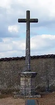 La croix du cimetière, adossée au mur nord et terminant l'allée principale.