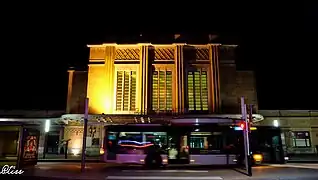 Façade de la gare, la nuit.