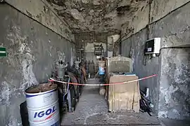 La hall de déchargement. Au fond, la cellule HT. Devant, deux moteurs SMIM récupérés dans les abris de Fontvive et de Saint-Ours.