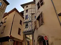 Photographie de la pedde du Coin des Hasards vue depuis le bas de la tour du maistre Raymond.