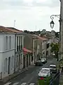 Une des rues de la ville basse de Tonnay-Charente vue depuis la fontaine de Mortemart.