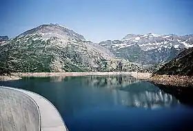 Vue du lac d'Émosson dominé par la pointe de la Finive (à gauche) et du pic de Tenneverge (à droite).