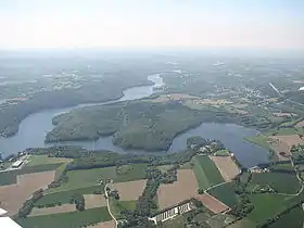 Vue aérienne du lac de Guerlédan.