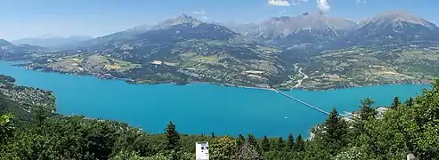 Lac de Serre-Ponçon, dans le sud.