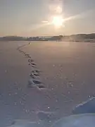 Le lac peut être traversé à pied lorsqu'il gèle.