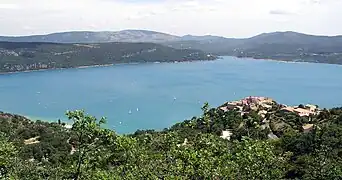 Le lac et le village de Sainte-Croix