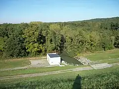 Au Nord, une petite centrale hydroélectrique est située à l'endroit où le lac s'écoule en redevenant la rivière Baïsole.