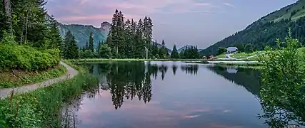 Le lac des Mines d'or (à 1&nbsp;386&nbsp;m d’altitude surplombant la vallée de la Dranse de Morzine près de la frontière suisse, à l’ouest du col de Bretolet).