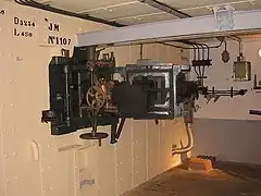 Canon de 47&nbsp;mm et jumelage de mitrailleuses en position dans les créneaux du bloc 1 de l'ouvrage de La Ferté.