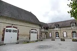 Les communs du château.