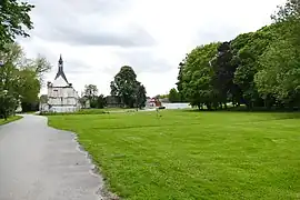 Le parc du château et sa chapelle.