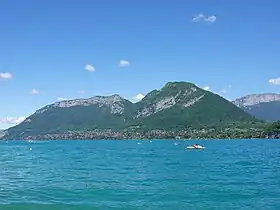 Vue du versant occidental du mont Veyrier depuis Saint-Jorioz au sud sur l'autre rive du lac d'Annecy.