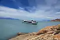 Bateau touristique en excursion sur le lac Viedma.