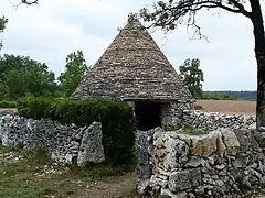Cabane en pierre sèche, à la toiture refaite, au lieudit Nouel, à Lalbenque (Lot).
