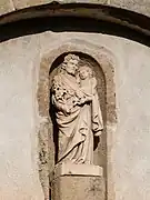 Sculpture au dessus de l'entrée.