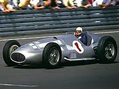 Photo d'une Mercedes W154, conduite par Hermann Lang dans le cadre d'une course de voitures historiques au Nürburgring