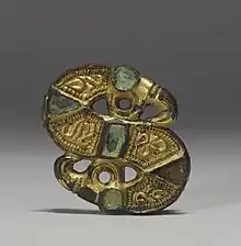 Fibule lombarde en forme de « S ».