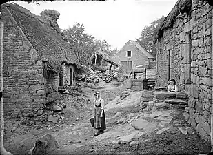 Rue et vieux puits du village de Léonas.