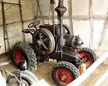 Lanz Bulldog de 1928, un des premiers semi-diesels, essentiellement conçu pour le travail stationnaire.