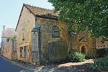 Façade et parvis ombragé.