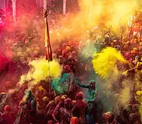 Holi à Nandgaon, Uttar Pradesh&nbsp;(en), une localité célèbre pour cette fête, qui y a lieu au cours d'un festival de 10 jours. Mars 2022.