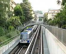 Le site de la station depuis l'ouverture du M2, seule la passerelle piétonne subsiste. Au fond, la station Grancy.