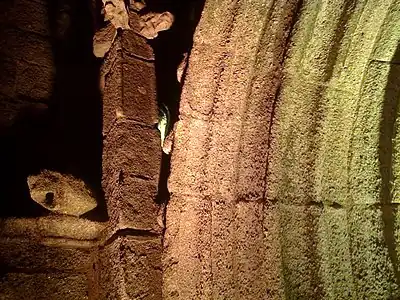 Guetteur de Tronoën, à gauche de l'entrée sud de la chapelle (derrière le pinacle).